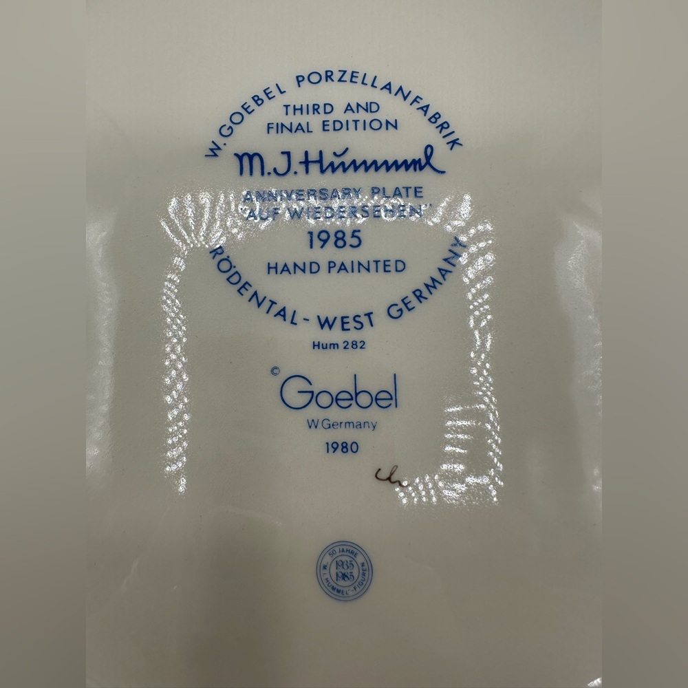 M.I. HUMMEL, ANNIVERSARY 10" PLATE, "AUF WIEDERSEHEN"  DATED 1985 - Picture 4 of 7